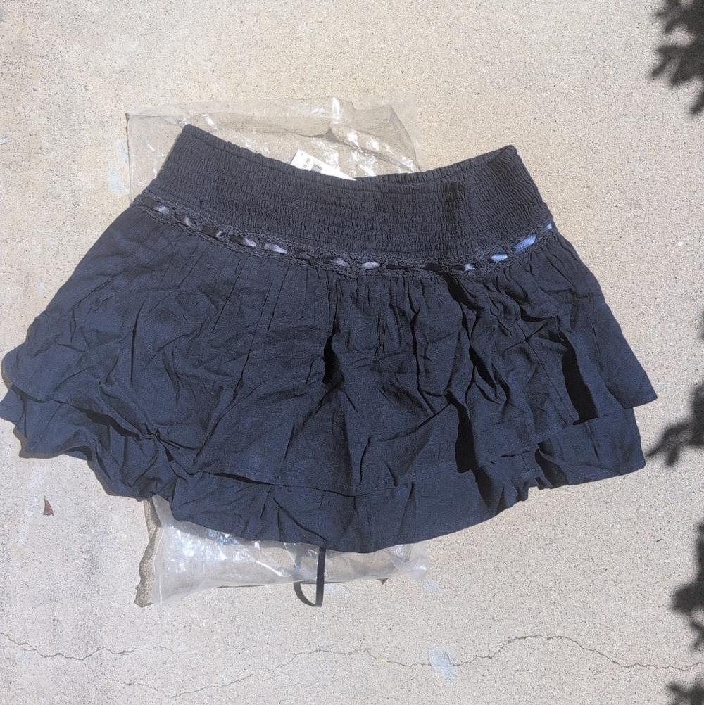 Hollister Women's tiered femme mini skirt in navy Size Medium
